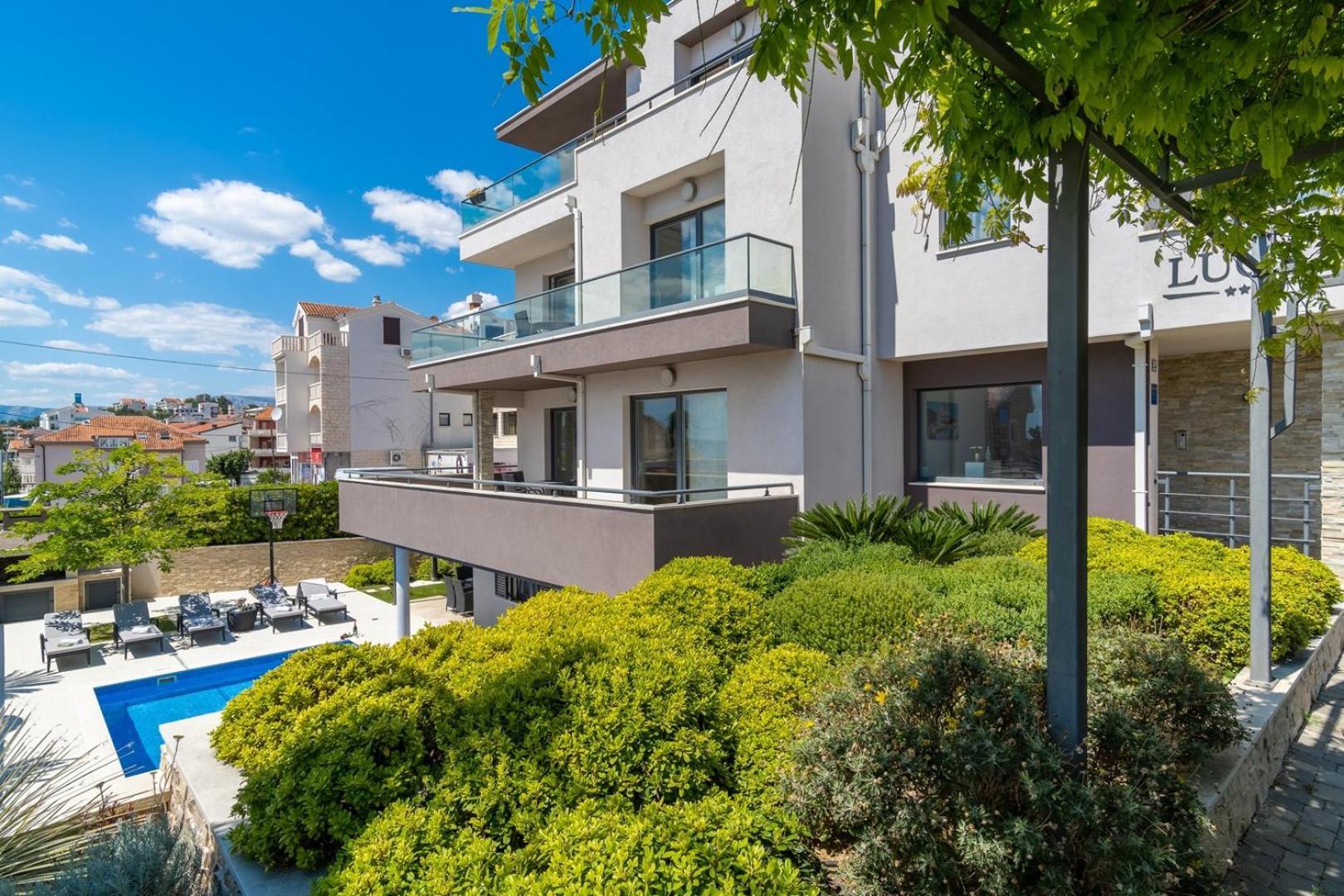 Luxury Villa Lucas With Heated Pool, Whirlpool, Sauna, 14 Pax Podstrana Extérieur photo