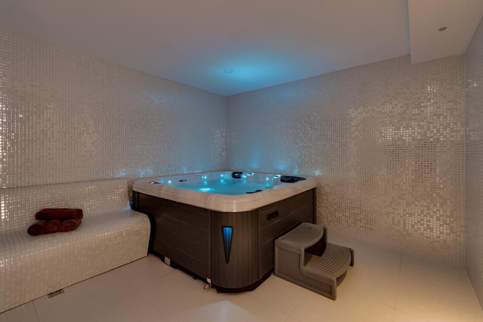 Luxury Villa Lucas With Heated Pool, Whirlpool, Sauna, 14 Pax Podstrana Extérieur photo