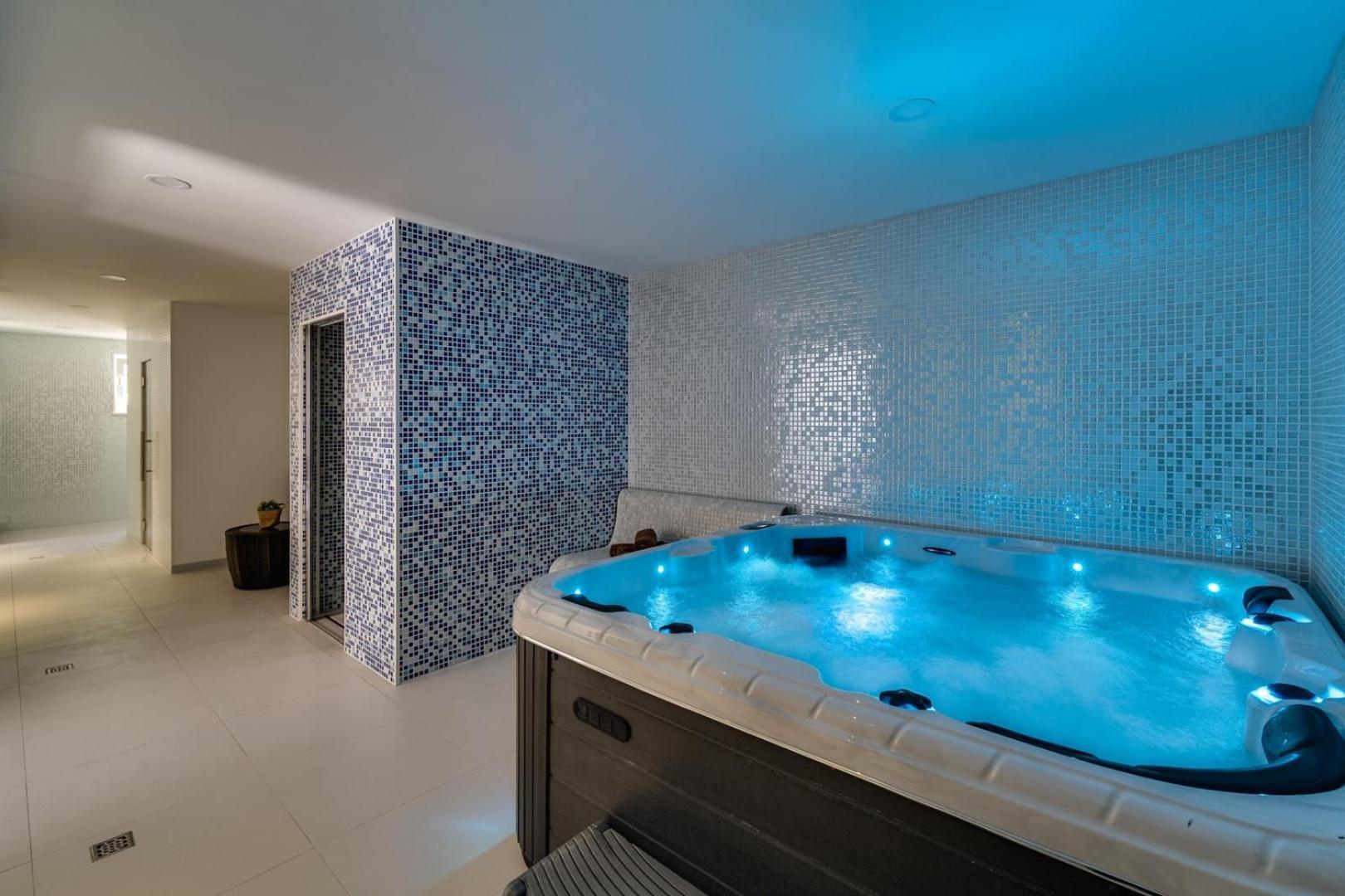 Luxury Villa Lucas With Heated Pool, Whirlpool, Sauna, 14 Pax Podstrana Extérieur photo